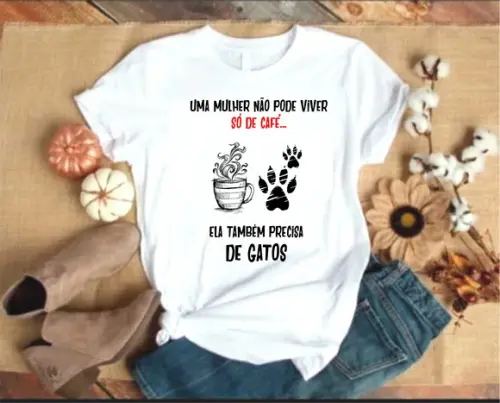 Camiseta Uma Mulher Não Pode Viver Só De Café