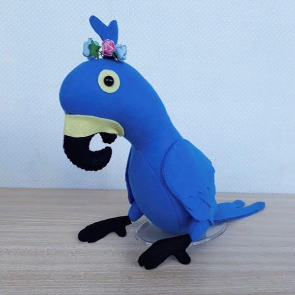 Arara azul de feltro