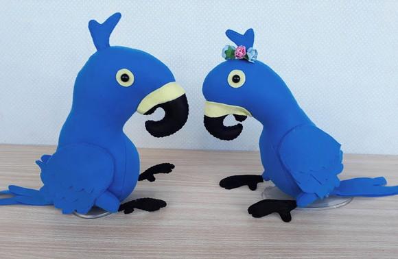 Arara azul de feltro