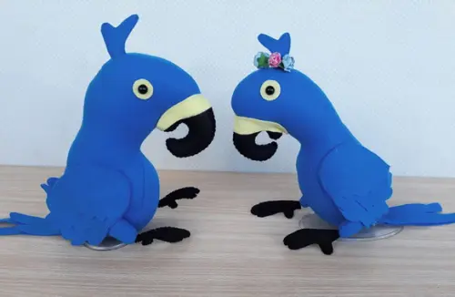 Arara azul de feltro