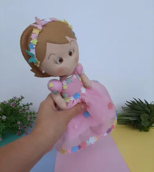 Boneca de feltro para festa jardim
