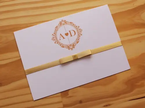 Convite Casamento Dourado Brasão Coração Debutante