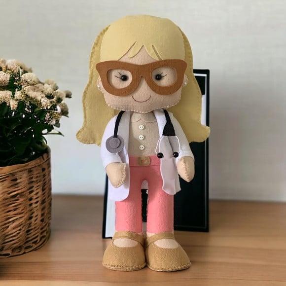 Boneca Médica em Feltro