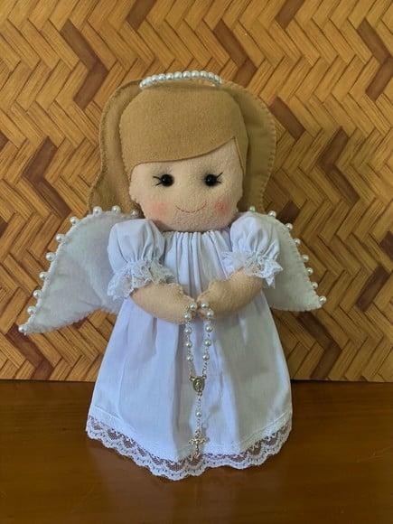 Anjinha de Feltro com Roupa Branca