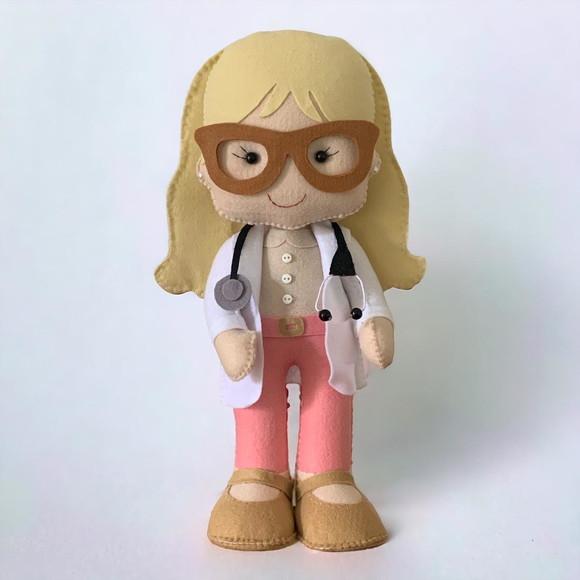 Boneca Médica em Feltro