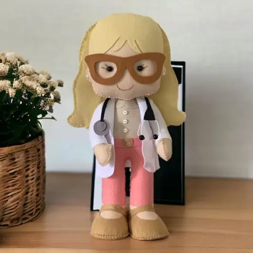 Boneca Médica em Feltro