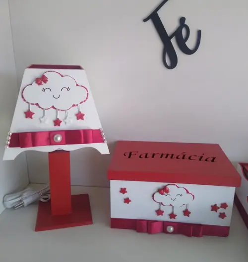 Kit Higiene com Um Abajur e Uma Farmácia