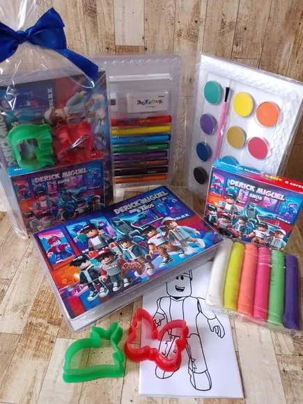 Kit Estojo de Colorir com Massinha Roblox