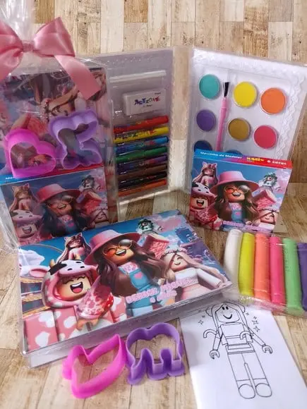 Kit Estojo de Colorir com Massinha Roblox