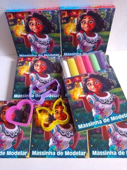 Massinha de Modelar com Cortadores Encanto
