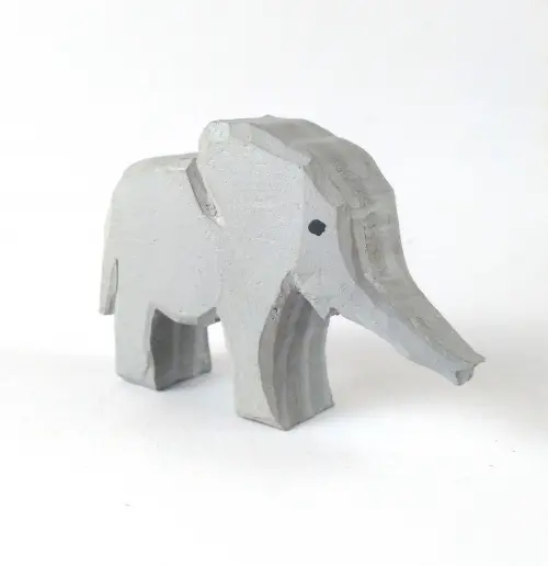 Filhote Elefante de Madeira 3