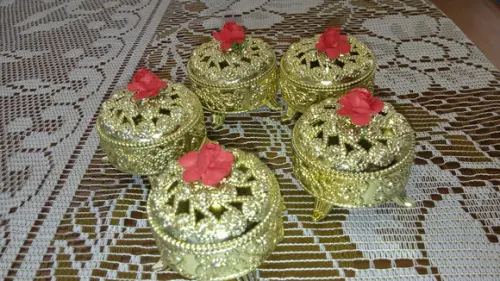 Porta joia dourado com flor