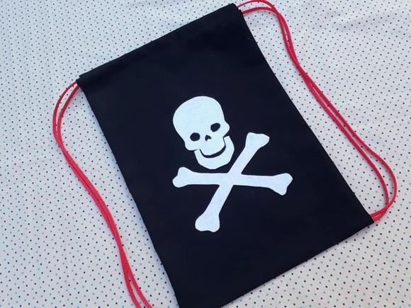 Lembrancinha Pirata Caveira Mochilinha de Tecido