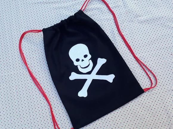 Lembrancinha Pirata Caveira Mochilinha de Tecido
