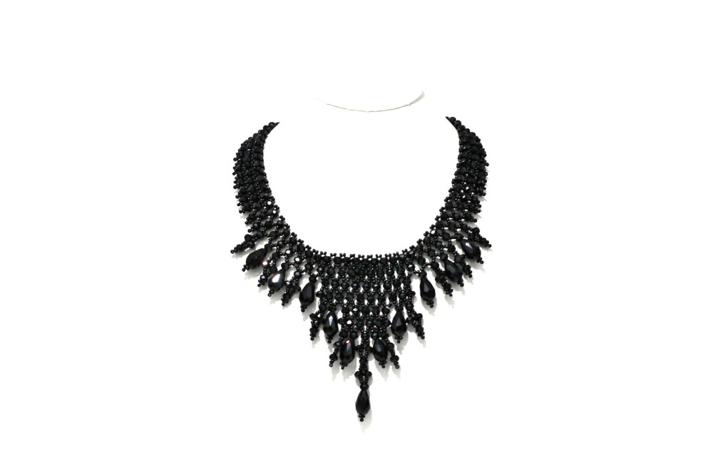 Colar Cristal Preto e Gotas