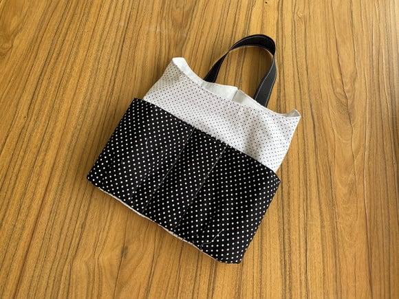 Lixeira para Carro com Bolsos Preta e Branca