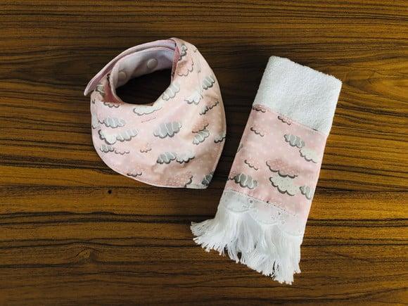 Kit Babador Bandana e Toalhinha de Boca Nuvem Rosa