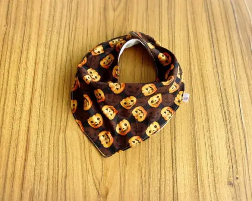 Babador Bandana Halloween Abóboras Marrom