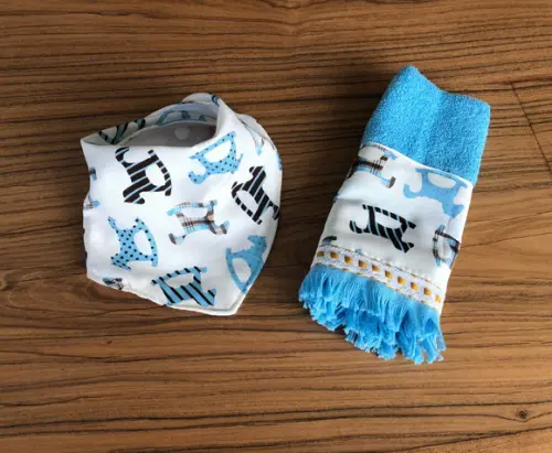 Kit Babador Bandana e Toalhinha de Boca Cavalinhos Azul