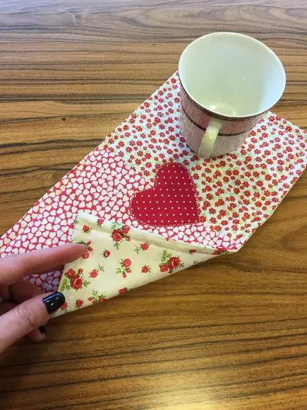 Tapetinho Mug Rug de Caneca Coração