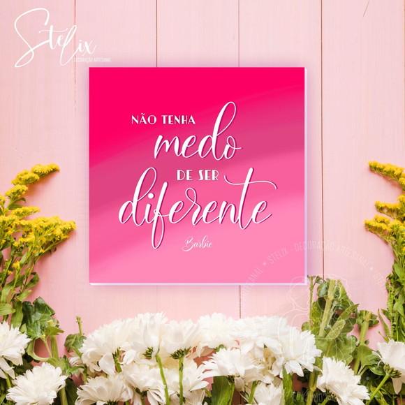 Quadro Barbie Não Tenha Medo de Ser Diferente - 20x20