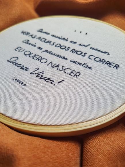 Quadro Bastidor Bordado à Mão Deixe-me Ir Cartola Mpb Samba