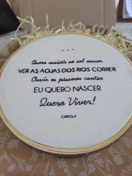 Quadro Bastidor Bordado à Mão Deixe-me Ir Cartola Mpb Samba