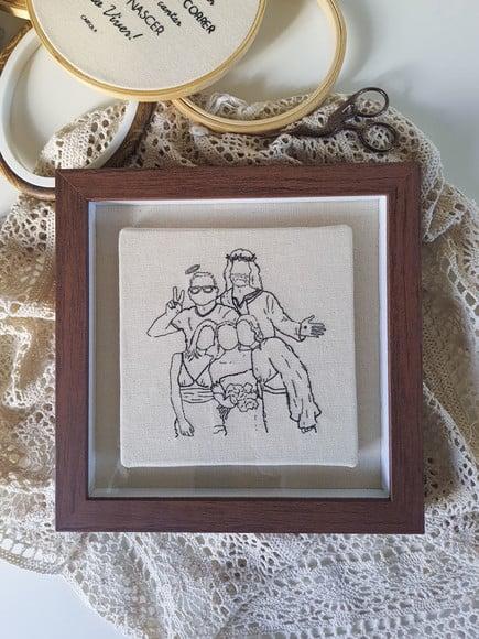 Quadro Bordado à Mão Personalizado com a Sua Foto 5 Pessoas
