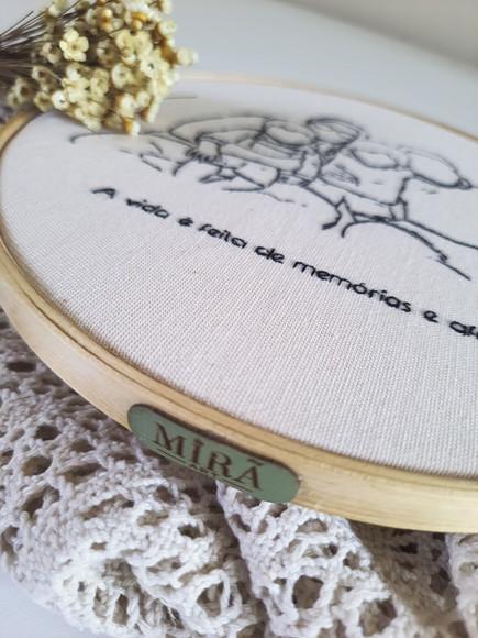 Sua Foto Bordada em Bastidor 4 Pessoas/animais + Frase