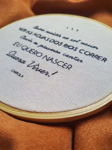 Quadro Bastidor Bordado à Mão Deixe-me Ir Cartola Mpb Samba