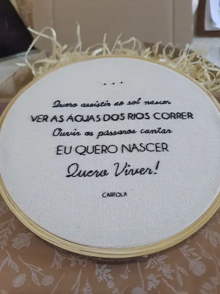 Quadro Bastidor Bordado à Mão Deixe-me Ir Cartola Mpb Samba