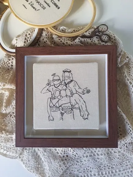 Quadro Bordado à Mão Personalizado com a Sua Foto 5 Pessoas
