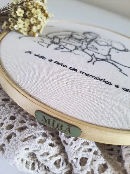 Sua Foto Bordada em Bastidor 4 Pessoas/animais + Frase
