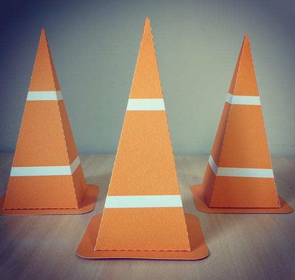 Caixa Cone de Trânsito Hot Wheels Blaze Carros Contém 8 Unid