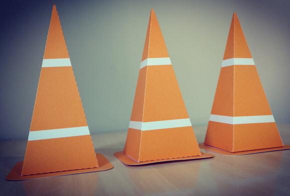 Caixa Cone de Trânsito Hot Wheels Blaze Carros Contém 8 Unid