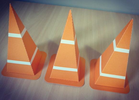 Caixa Cone de Trânsito Hot Wheels Blaze Carros Contém 8 Unid