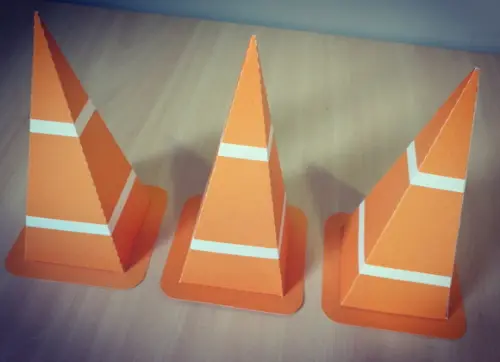Caixa Cone de Trânsito Hot Wheels Blaze Carros Contém 8 Unid