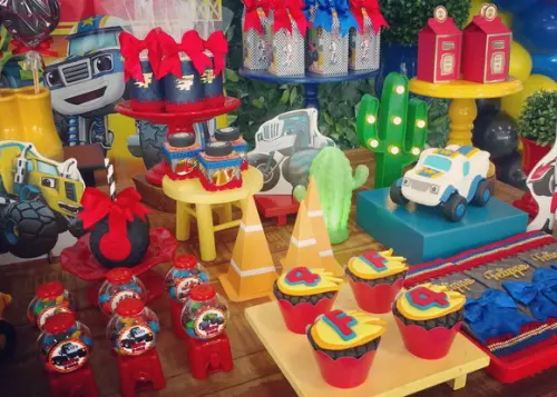Caixa Cone de Trânsito Hot Wheels Blaze Carros Contém 8 Unid