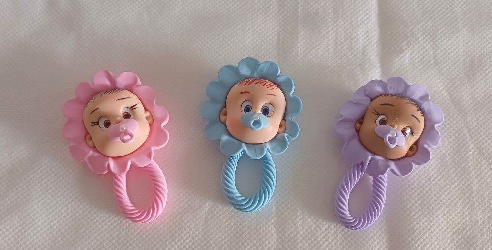 Lembrancinha Maternidade - Chaveiro Bebê Chocalho de Biscuit