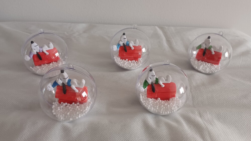 Snoopy de Natal na Casinha na Bola Acrílica