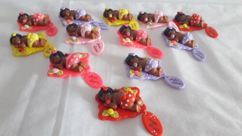 Lembrancinha de Bebê com Imã de Fralda com Nome na Plaquinha