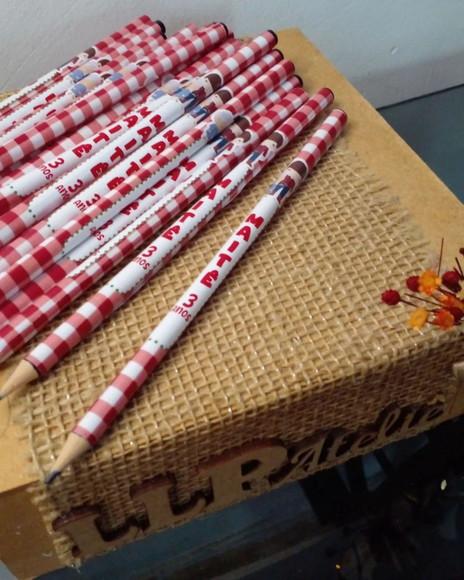 Kit 10 Lápis Personalizado com Adesivo Chapeuzinho Vermelho