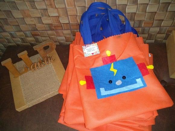Kit com 15 Sacolas em Tnt com Aplique em Feltro Robô