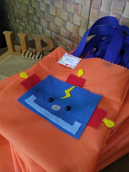 Kit com 15 Sacolas em Tnt com Aplique em Feltro Robô