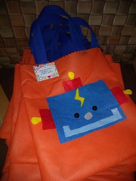 Kit com 15 Sacolas em Tnt com Aplique em Feltro Robô