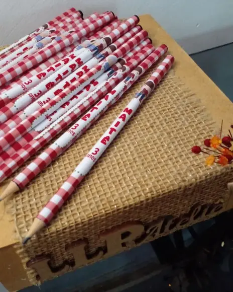Kit 10 Lápis Personalizado com Adesivo Chapeuzinho Vermelho