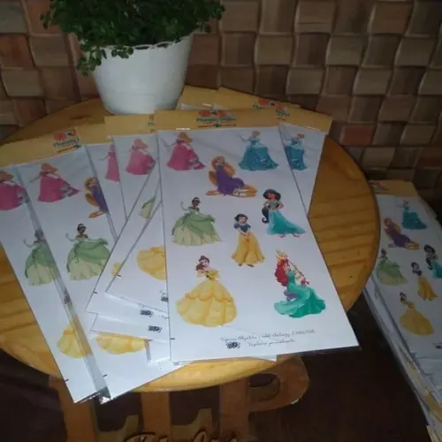 Kit 30 Cartela Adesiva -temas: Princesa e Heróis