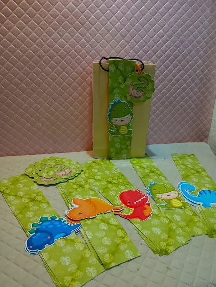 Kit com 10 Lapela Lacre e 10 Tag para Sacola - Dinossauro