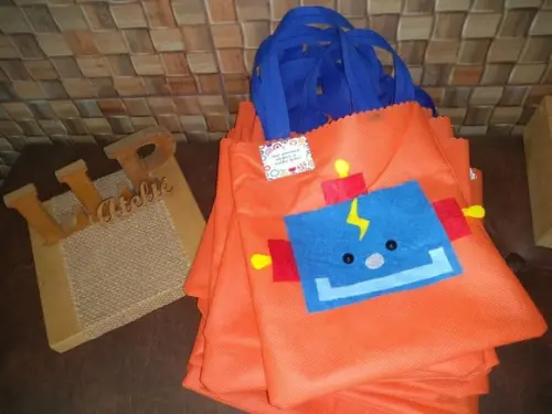 Kit com 15 Sacolas em Tnt com Aplique em Feltro Robô