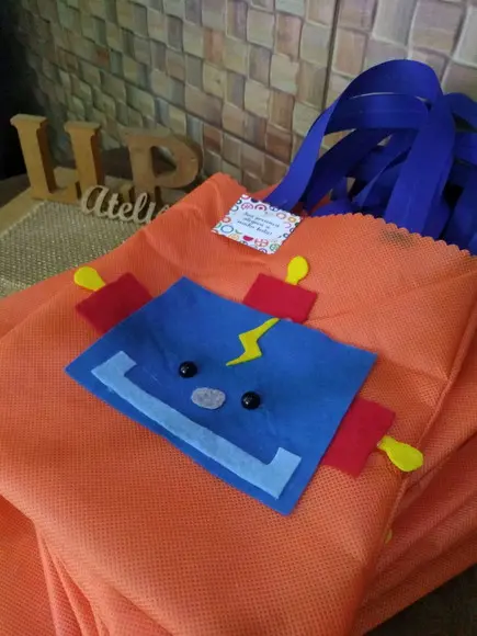 Kit com 15 Sacolas em Tnt com Aplique em Feltro Robô
